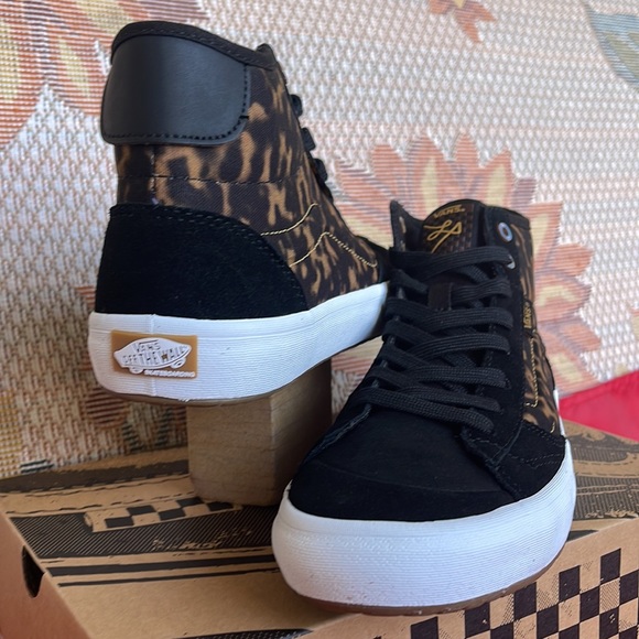 Vans WMNS The Lizzie
Tortoise Dark Brown/Black
VN0A4BX1YI5
Sneakers - Picture 10 of 16